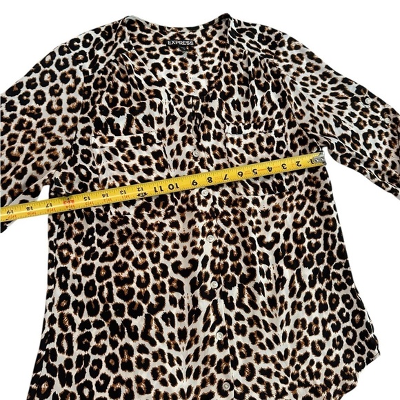 Express Women’s V-neck Animal Print Button Down Pull Up sleeve Top Size S/P - Picture 16 of 17